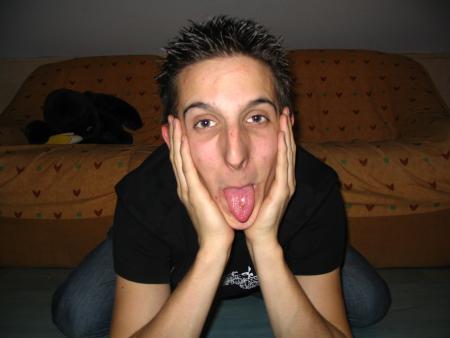 Mon pti Flo avec son piercing sur sa langue !! il était content il venait de l'avooir !!!