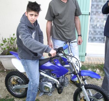 mon frèrot sur sa pitbike ^^  trop bien ce truc c'est trop délirant !!