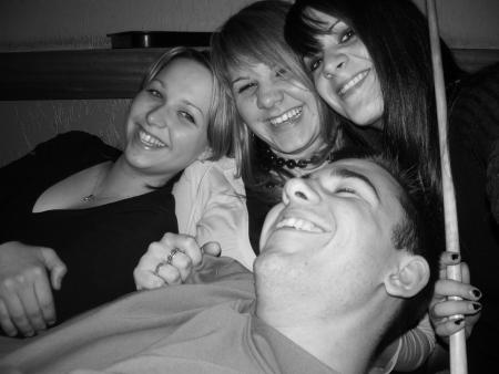 une foto que jadore ! une soirée bilard avec Léti, Del, moi et Touille !! on s'est bien marré, merci les jeunes !!