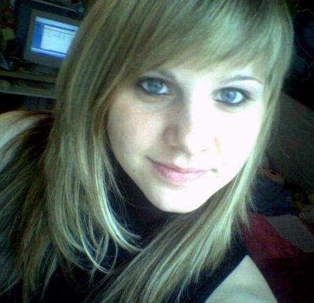 PUTAIN DELPHINE LA-DESSUS T'ES MAGNIFIIIQUE !! putain de putain jadore tes yeux sur cette foto c'est un truc de malaaaadeeuuuu !!!