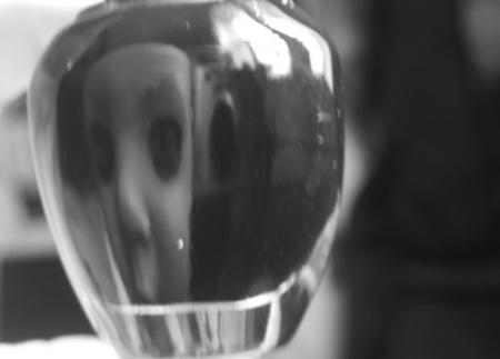ma poupée en reflet dans mon pot de vernis noir..^^