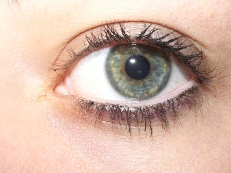 bah je vous présente mon oeil ^^ ( malin , on voit ts les ptits poils de peau et les cacas de mascaraaa !! )