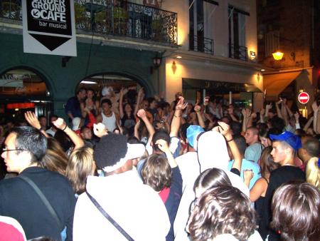 la fête de la musique, c'est aussi ça : des bars qui mettent la sono à fond et qui fond danser les gens dans la rue ^^