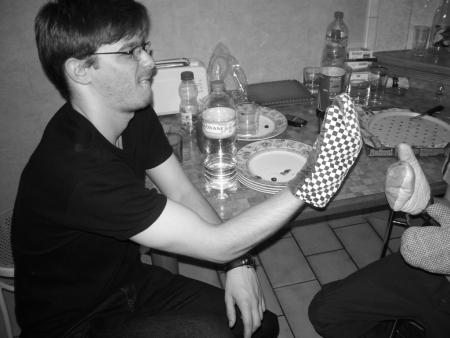 Frankie combat de gants de cuisine avec Romain ^^