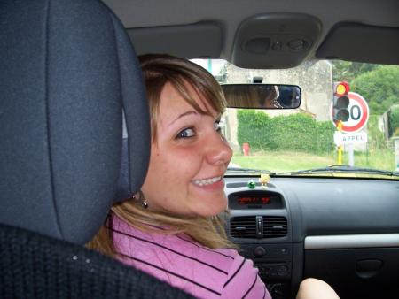Ma dedel au volant !! toujours ce sourire éclatant !! mdr jtm fort mon bichon ^^