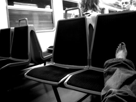 c'est mon pied oui..parce que quand il fait chaud comme il a fait chaud ce week end, j'ai le droit de foutre mes pieds sur les sièges !!! na ! et rien à foutre qu'on mregarde comme si j