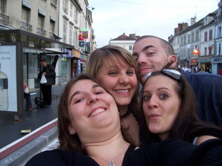 jadore cette foto ! bah voilà c'était dans les rues de Fontainebleau avec Aurélie, Del, Guillaume et moi ^^