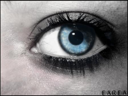 bah valàà : mon oeil retouché par FARFA (sans Toshop attention !! paraît qu'il y'à un secret..) mercciiii Farfaaa !!