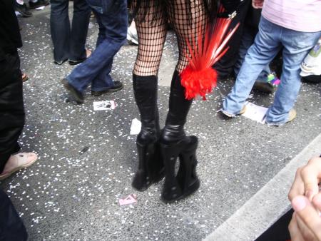 haut sur pattes ^^ et j'ai les mêmes collants... :s