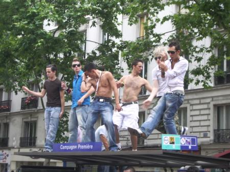 énorme cette foto ! fashion à donf , en plein délire ou en pleine transe tecnho mdrrr