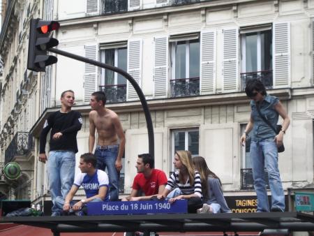 c'est aussi des gens debout sur les abris bus..