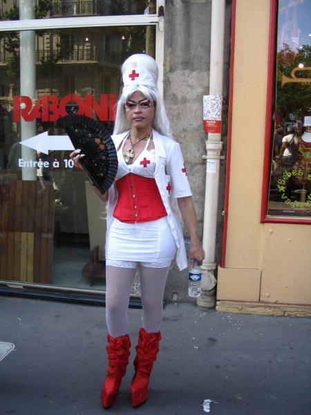 . . . c'est. . . moche ^^  enfin le modèle quoi parce que jM bien la tenue !