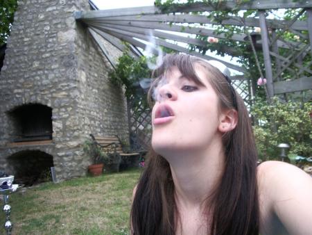 moi fais des ronds ac la fumée i love chicha party ^^
