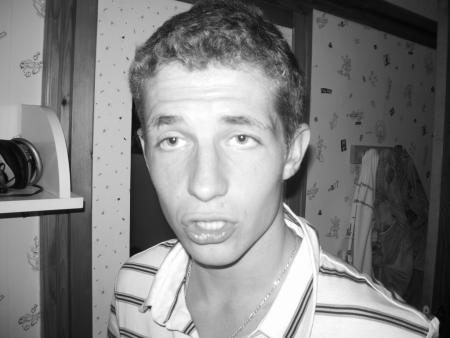 Fra....photos dossier !!!! mdr le Fra ds sa piaule 