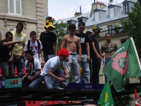 encore des môsieur qui se la racontaient sur un abri-bus