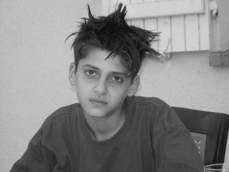 crevé ? naaan..mon pti frère et sa coupe perso !! mdr