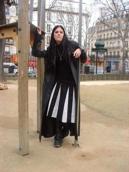 une gothique ( moi)  dans un parc pour gosses...:) tripant javoue