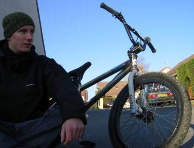 E.T. !!  Jonathan !! bref, un gars super cool aussi, le gars qui fait des bruits bizarres quand ça lui pète...