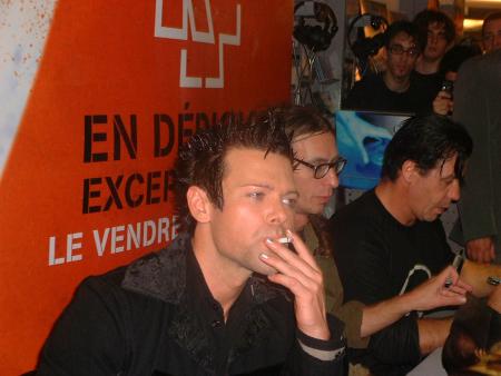 Richard !!! fume sa clope avec styyyle..et au fond, mon chher Till !!!!