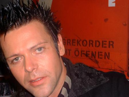 Richard, un guitariste de RAMMSTEIN , pris en foto d'assez près à la séance dédicace de virgin pour leur album Rize Rize !!